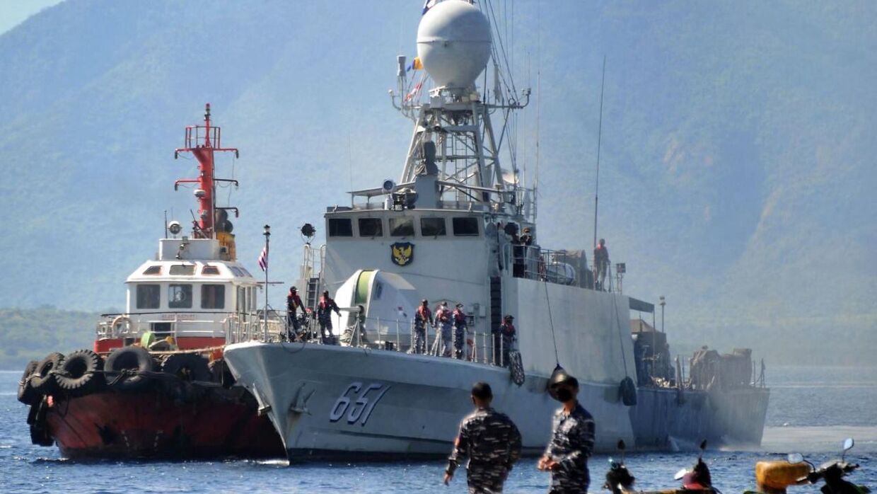 En båd tilhørende den indonesiske hær gør lørdag klar til at sejle ud fra basen i Banyuwangi. Ubåden er fundet på 850 meters dybde. 