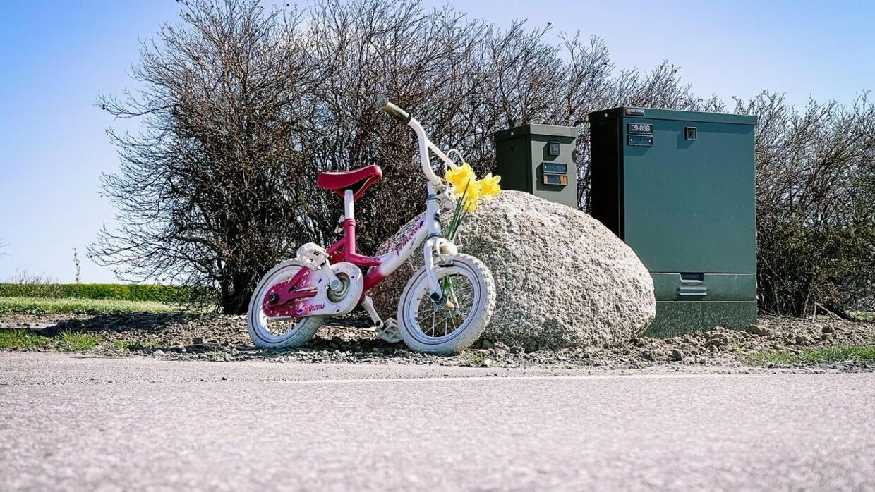 En dødsulykke fredag aften har fået naboerne til Skelstrupvej til at sætte børnecykler ud til vejen. Foto: Presse-fotos.dk