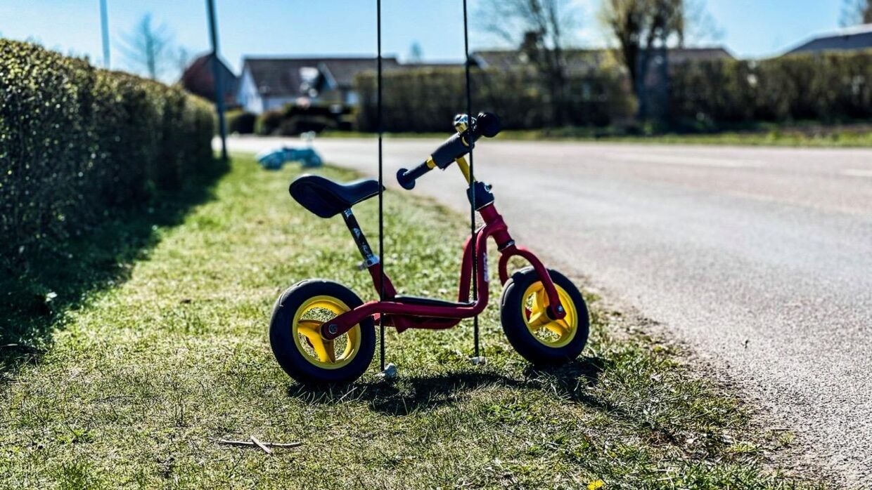 En rød børnecykel skal få bilisterne til at sænke farten, håber naboerne. Foto: Presse-fotos.dk