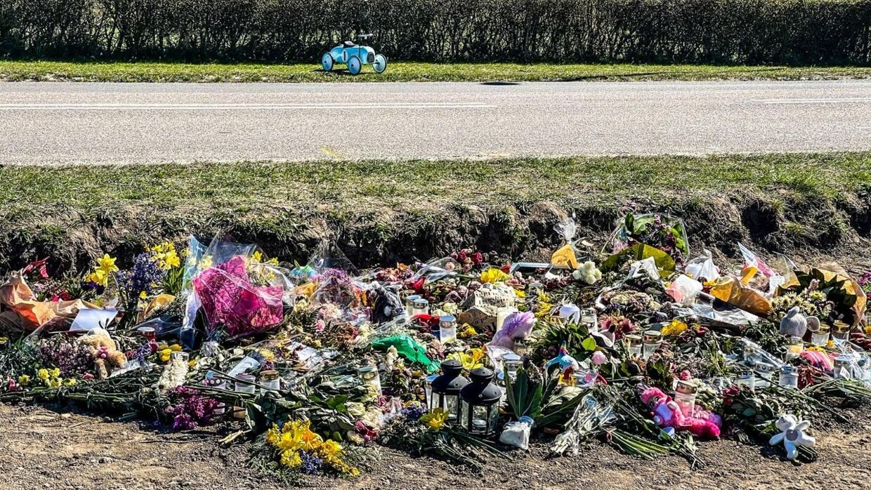 Folk fra lokalområdet har lavet et blomsterhav på ulykkestedet. Foto: Presse-fotos.dk