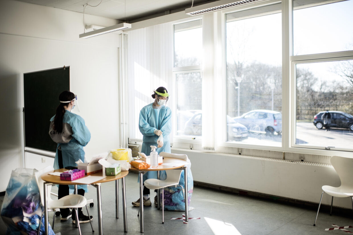 Rundt om i Danmark er der flere steder, hvor man både kan få foretaget en PCR-test eller en lyntest. Her ses et testcenter i Odense-bydelen Vollsmose. Tim Kildeborg Jensen/Ritzau Scanpix