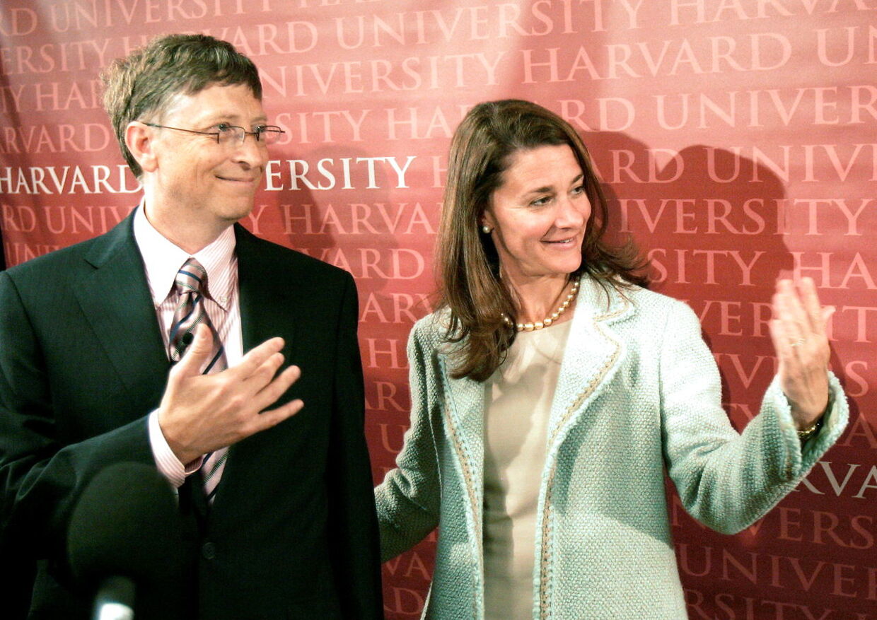 FILE PHOTO: Bill Gates, Chairman of Microsoft Corporation, and his wife Melinda gesture for the rest of their family to join them for a photograph following the 356th Commencement Exercises at Harvard University in Cambridge, Massachusetts June 7, 2007. Bill Gates received an honorary Doctor of Laws degree at the cermeony. REUTERS/Brian Snyder/File Photo