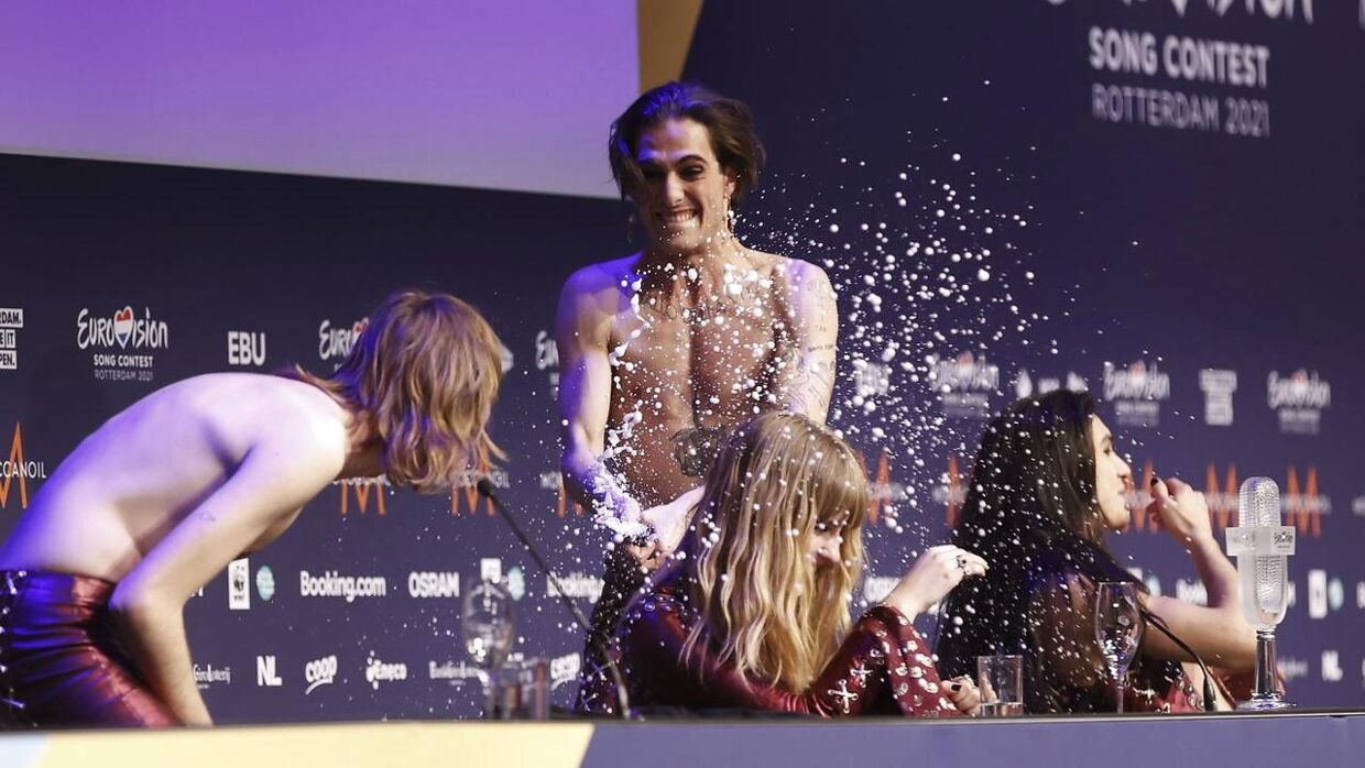 italienske band Måneskin, vinder er Eurovision 2021, i sejrsrus på pressemødet efter tv-showet. 