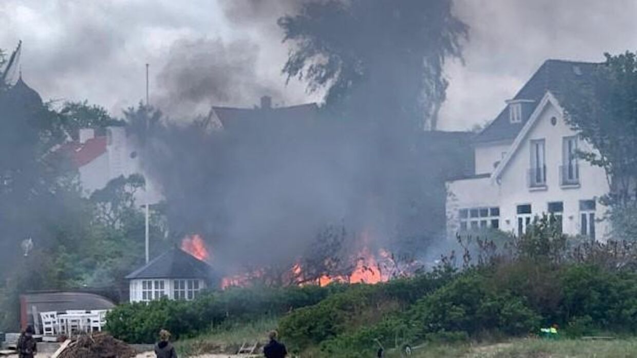 En brand i et skur var søndag middag skyld i kraftig røgudvikling i Espergærde. Foto: Presse-fotos.dk