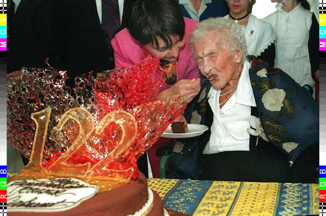 Franske Jeanne Calment er det hidtil ældste menneske. Hun blev 122 år. Her ses hun ved sin sidste fødselsdag. Hun døde samme år - i 1997.