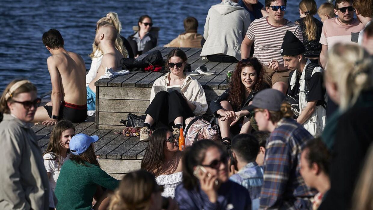 Sommeren indbyder til at samles uden for og feste til langt ud på natten, men tre steder i København skal musikken nu slukke klokken 20 på hverdage og 22 i weekenden. Foto: Scanpix