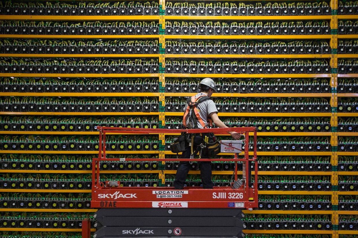 Endeløse rækker af computere holder Bitcoin-valutaen online. Arkivfoto