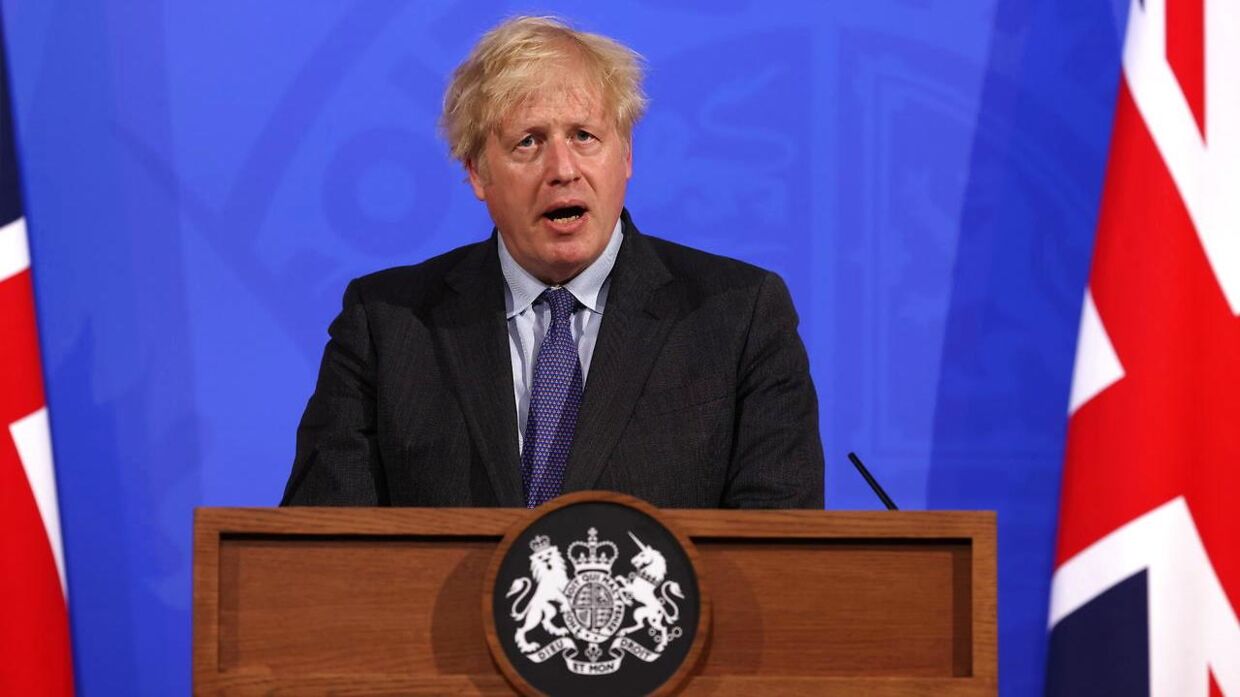 Boris Johnson til pressemøde mandag. 
