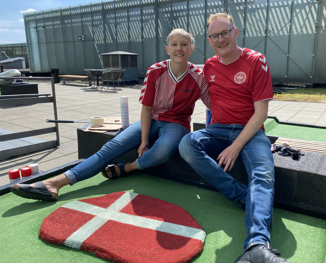 Sune Vestergaard og Line Katholm har klædt minigolfbanerne i Aarhus i rødt-hvidt til ære for Danmark.