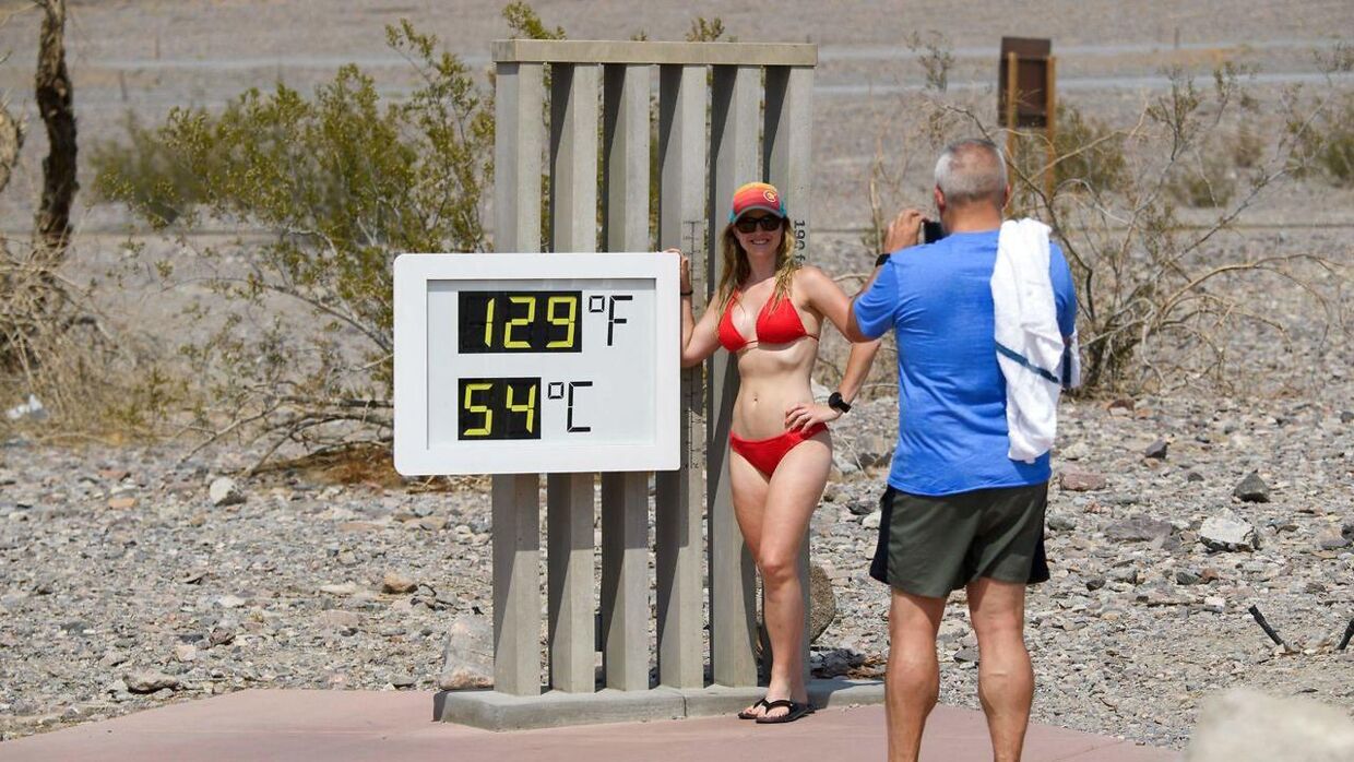 Turister tager billeder ved Furnace Creek Visitor's Center i Death Valley National Park. Torsdag nåede temperaturen op på svimmelende 54 grader. 