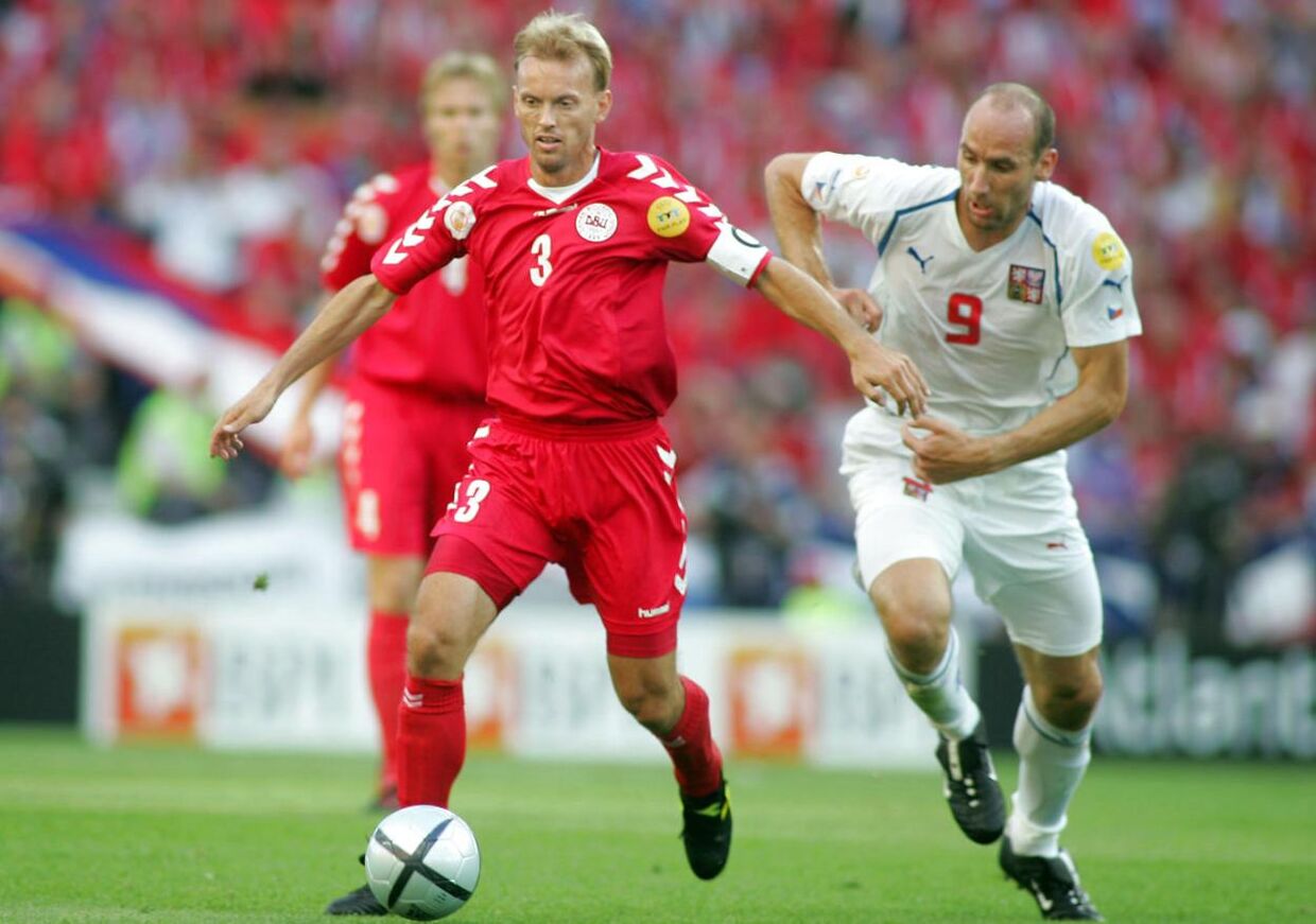 Den tidligere anfører på landsholdet Rene Henriksen i duel med Tjekkiets Jan Koller i 2004.