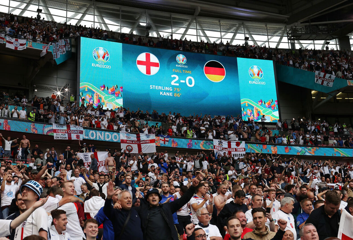 De engelske fans jubler og buher under tirsdagens 1/8-finale mod Tyskland på Wembley REUTERS/Carl Recine