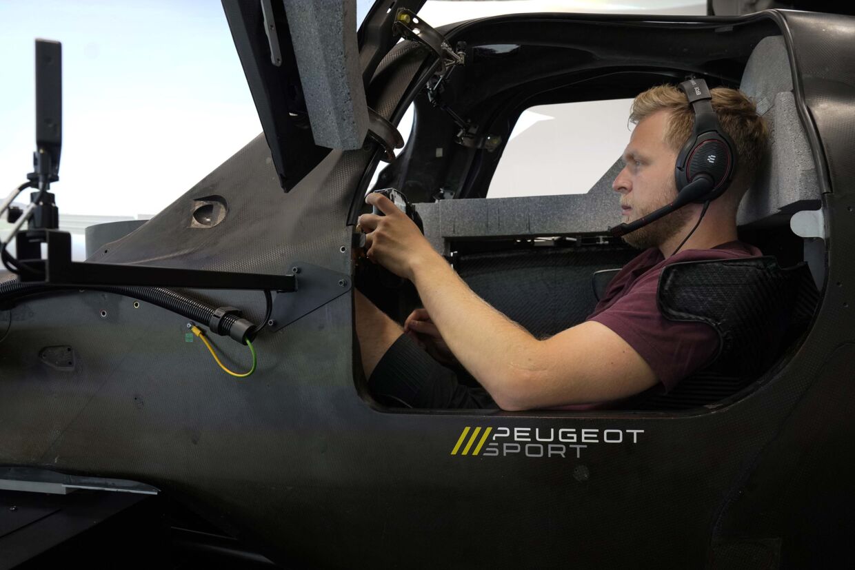 Kevin Magnussen i Peugeots avancerede simulator i Stellantis-hovedkvarteret udenfor Paris.