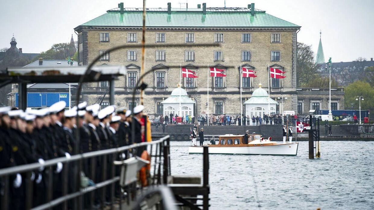 Sådan ser det ud, når Dronningen bliver sejlet ud til Kongeskibet Dannebrog, før det tager fra land i København.