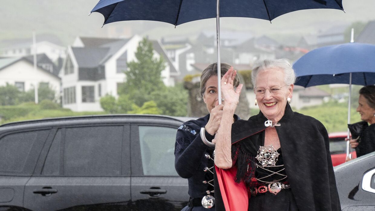 Dronning Margrethe besøger Færøerne. Her ankommer hun til festmidddag i Nordens Hus.