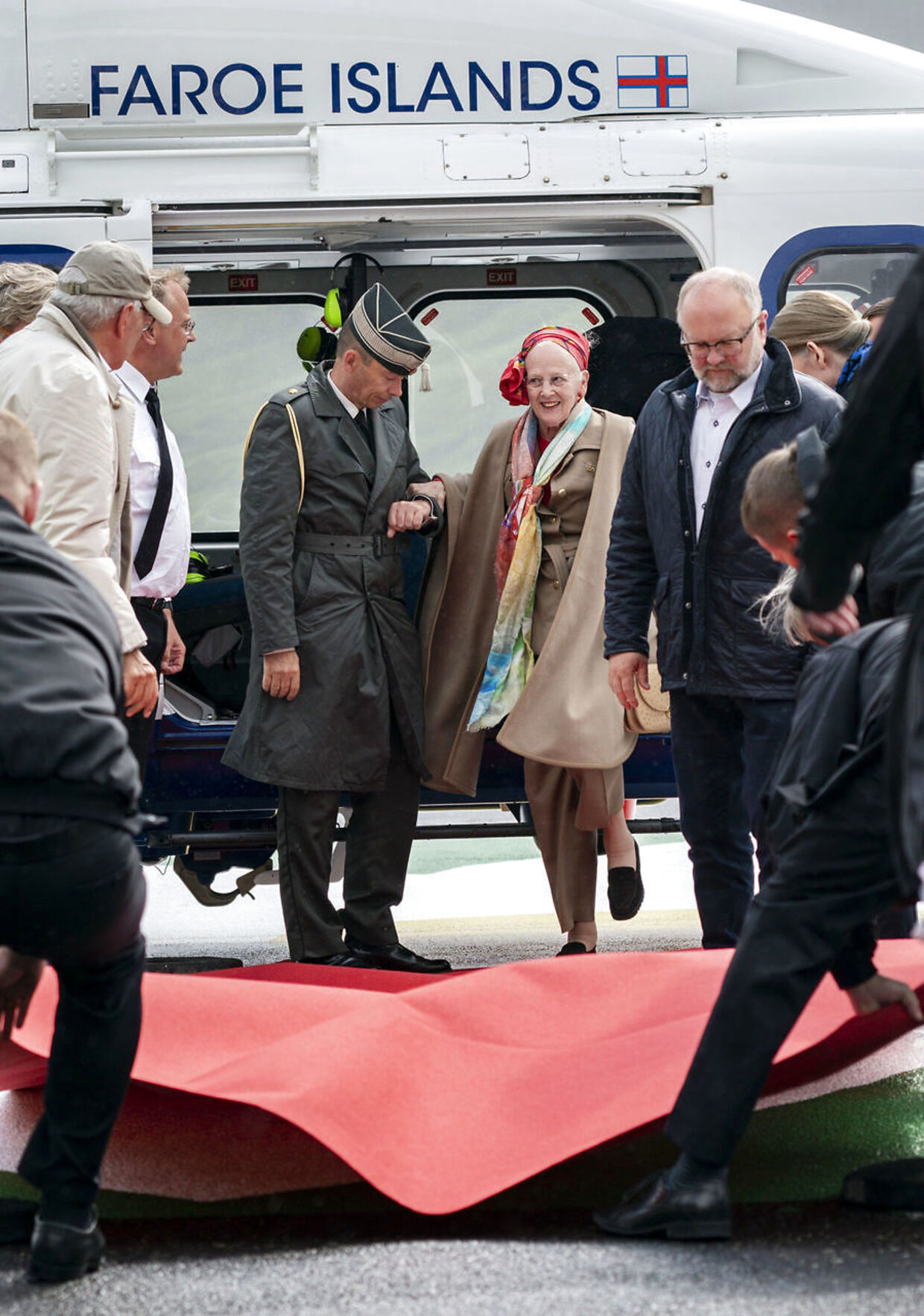 ЗАДАЧА: Королева Маргрета посещает Фарерские острова.  Здесь она прибывает в Фуглафьордур на вертолете МЕСТО: Фарерские острова ДАТА: 20210716 ЖУРНАЛИСТ: Трине Ларсен ФОТОГРАФ: Ханне Юул