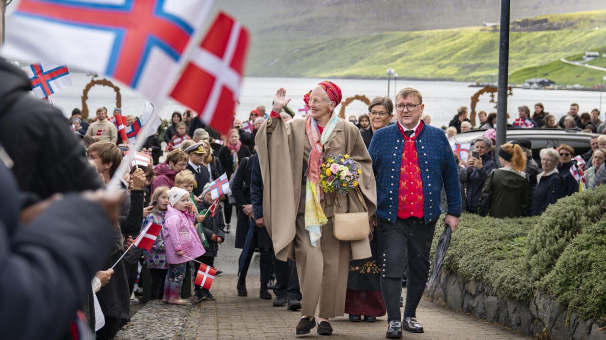 Королева Маргрета посещает Фарерские острова.  Вот она, в Фуглафьордуре, и прибывает в Мюстадарлундур.