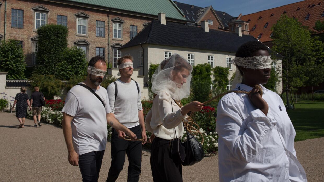 Den prisvindende performance-gruppe Sister Hope leder betalende gæster rundt i København med bind for øjnene over et helt døgn. Det fortæller Gry Worre Hallberg, stifter af Sister Hope, om 21 minutter inde i B.T.-podcasten 'Helt væk med Hemmingsen'. 