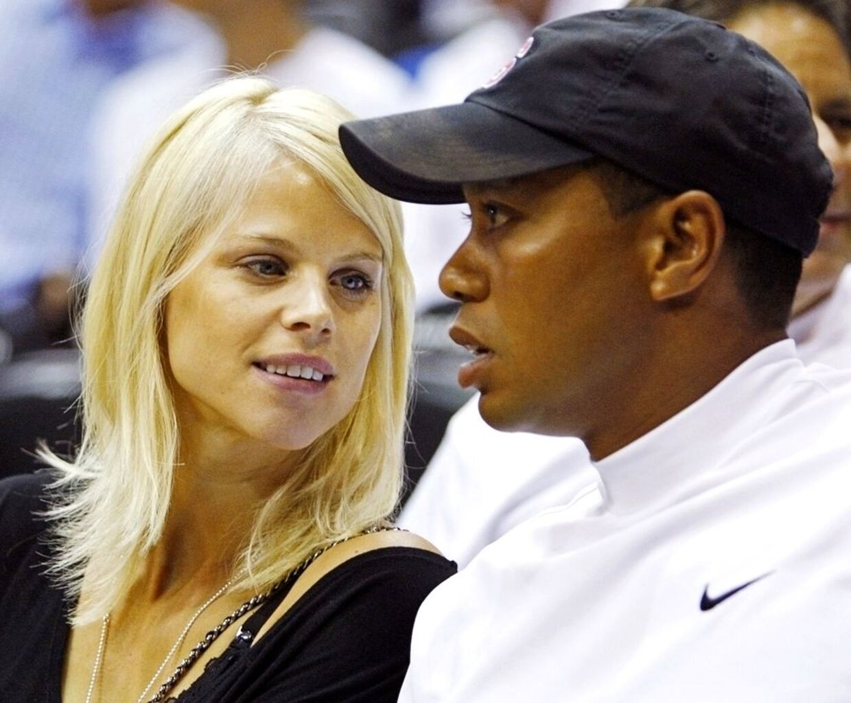 Flere medier skriver nu, at Tiger Woods har fået besøg på sexklinikken af sin kone Elin. De får nu fælles terapi.