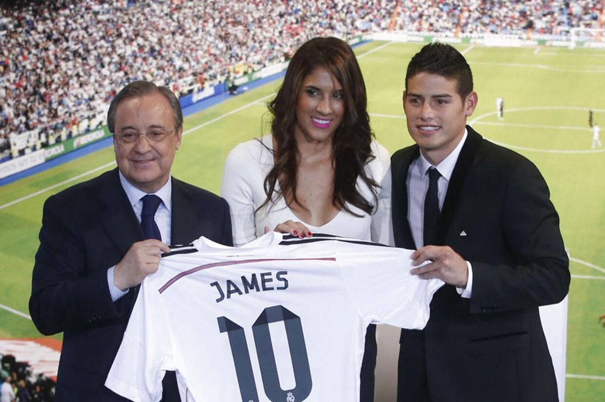 Colombianske James Rodriguez (th.) med sin kone Daniela præsenteres af Real Madrids præsident Florentino Perez (tv.)