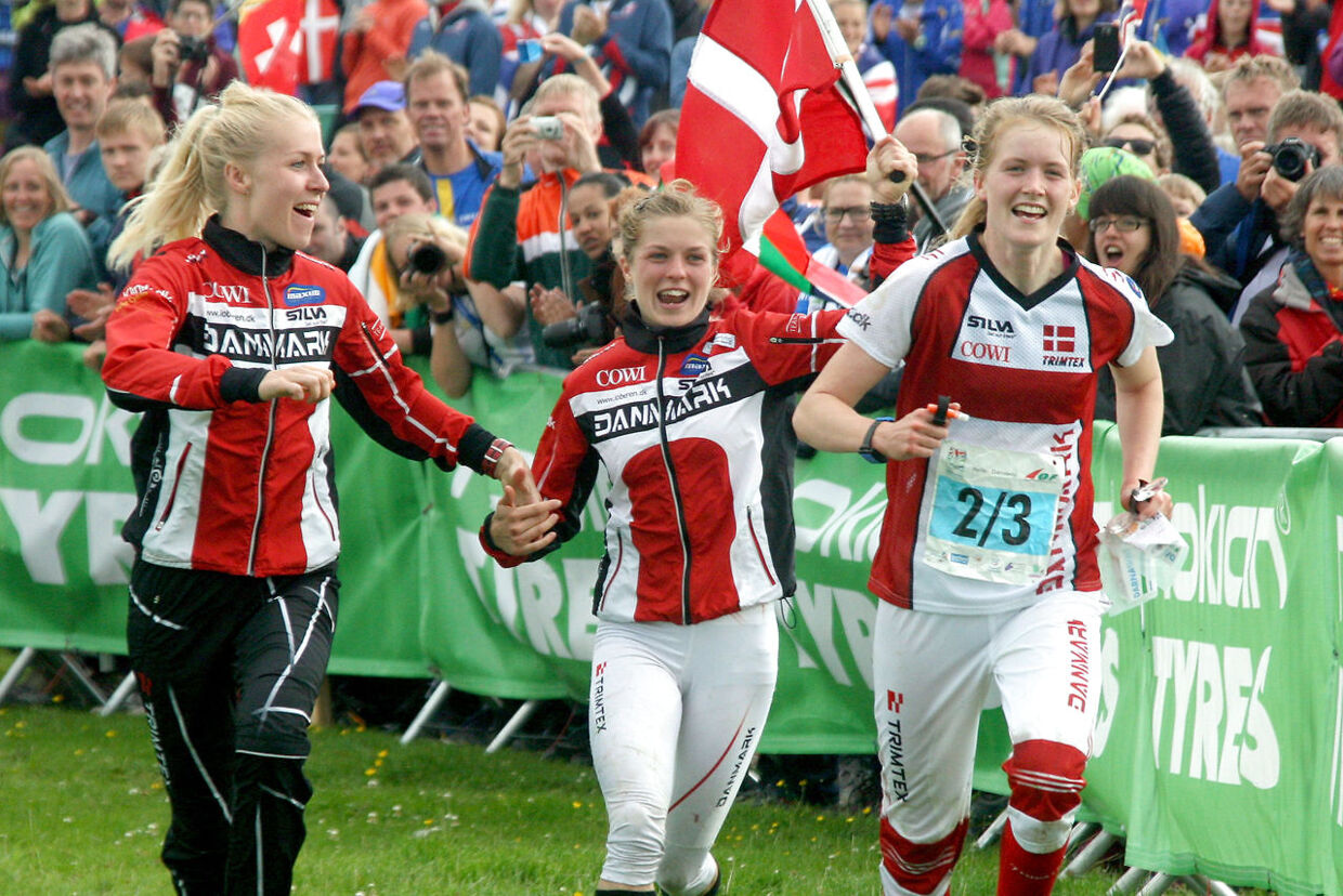 Det danske landshold i orienteringsløb i skikkelse af Maja Alm (tv.), Ida Bobach og Emma Klingenberg, da de vandt VM-guld i kvindernes stafet i august måned sidste år