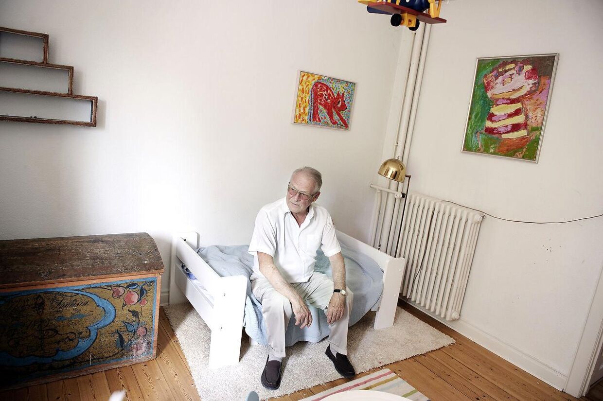 Klaus Pagh siddende i sønnens værelse i huset i Hellerup. Sønnen Nikolaj har kun sovet der én gang.