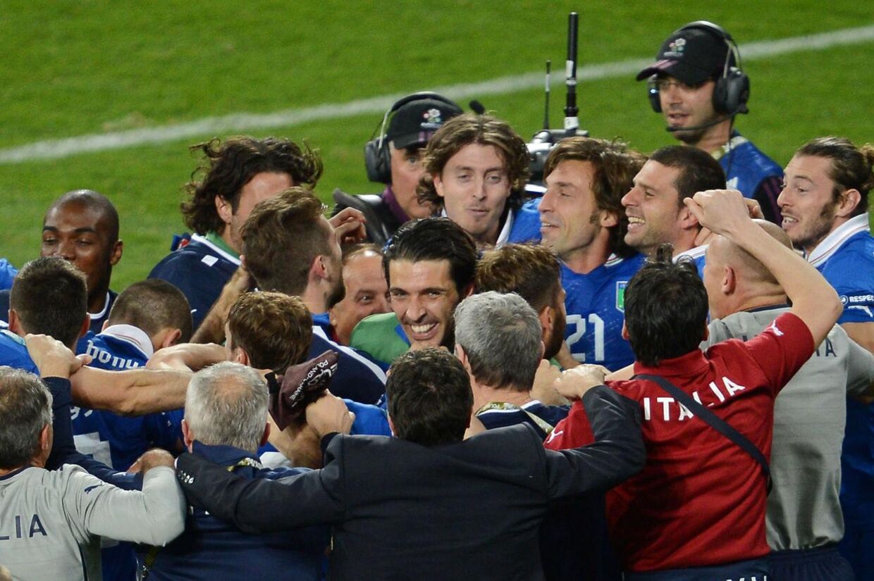 De italienske spillere jubler, efter holdet søndag aften spillede sig i semifinalerne efter en sejr på 3-2 over Italien efter straffesparkskonkurrence.