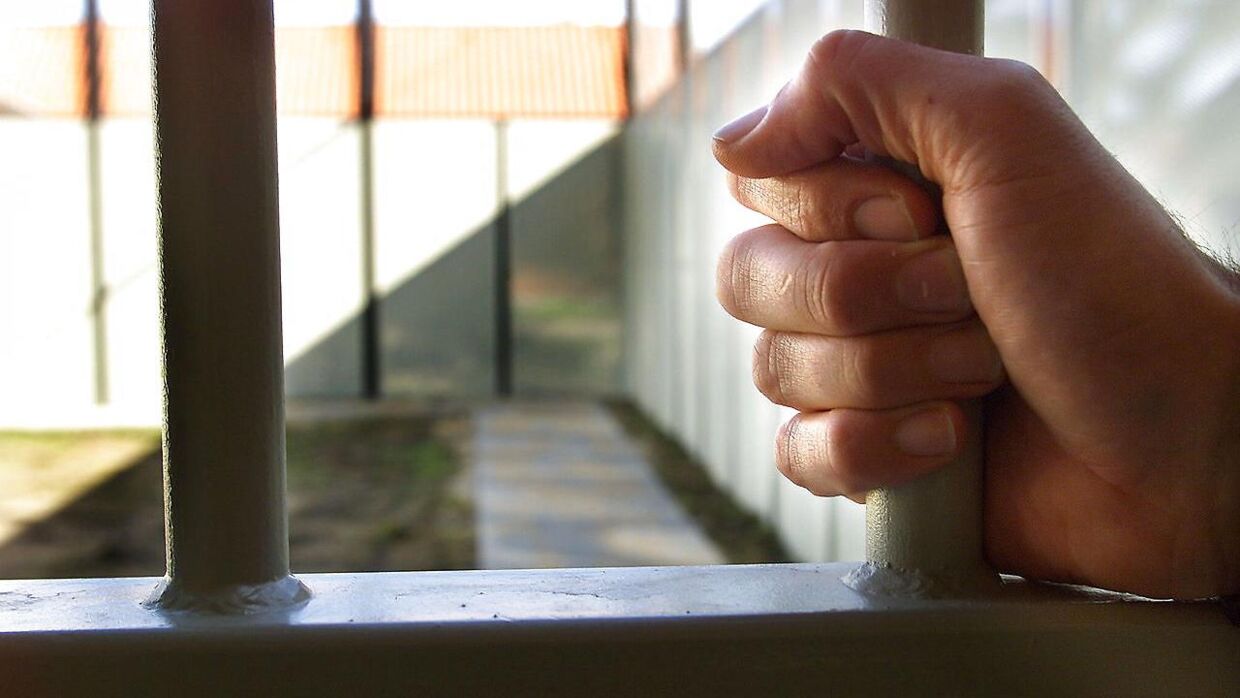 Der har været mange overfald på fængselsbetjente. Fængselsforbundet mener, at bemandingen i danske fængsler er kritisk dårlig. 