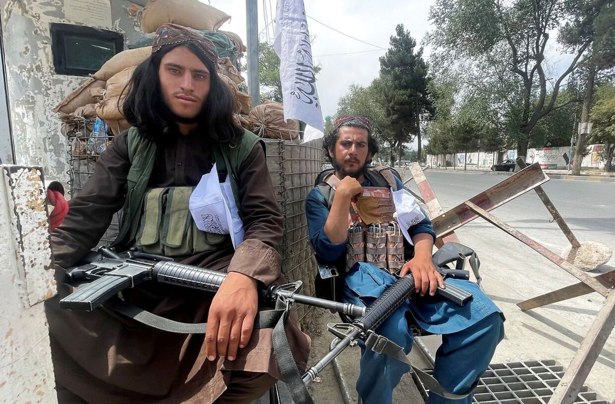 Talibankrigere poserer ved et checkpoint i Kabul.