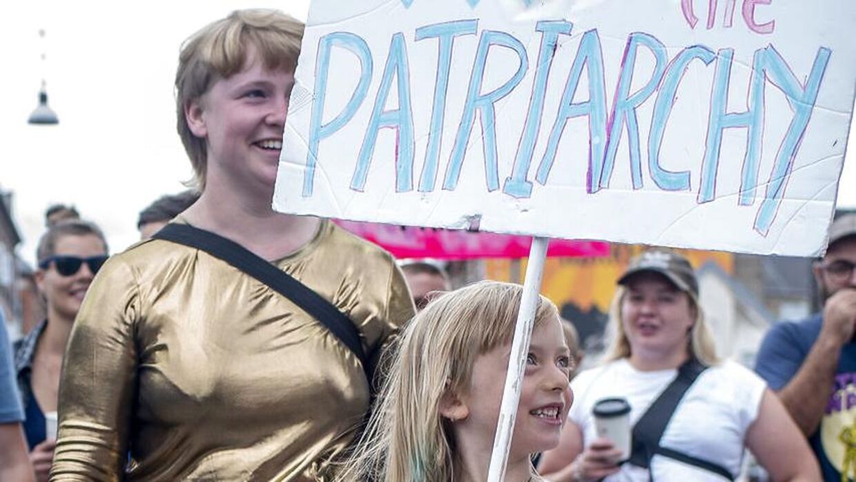 'Smash the patriarchy' står der på skiltet til Priden i 2018.