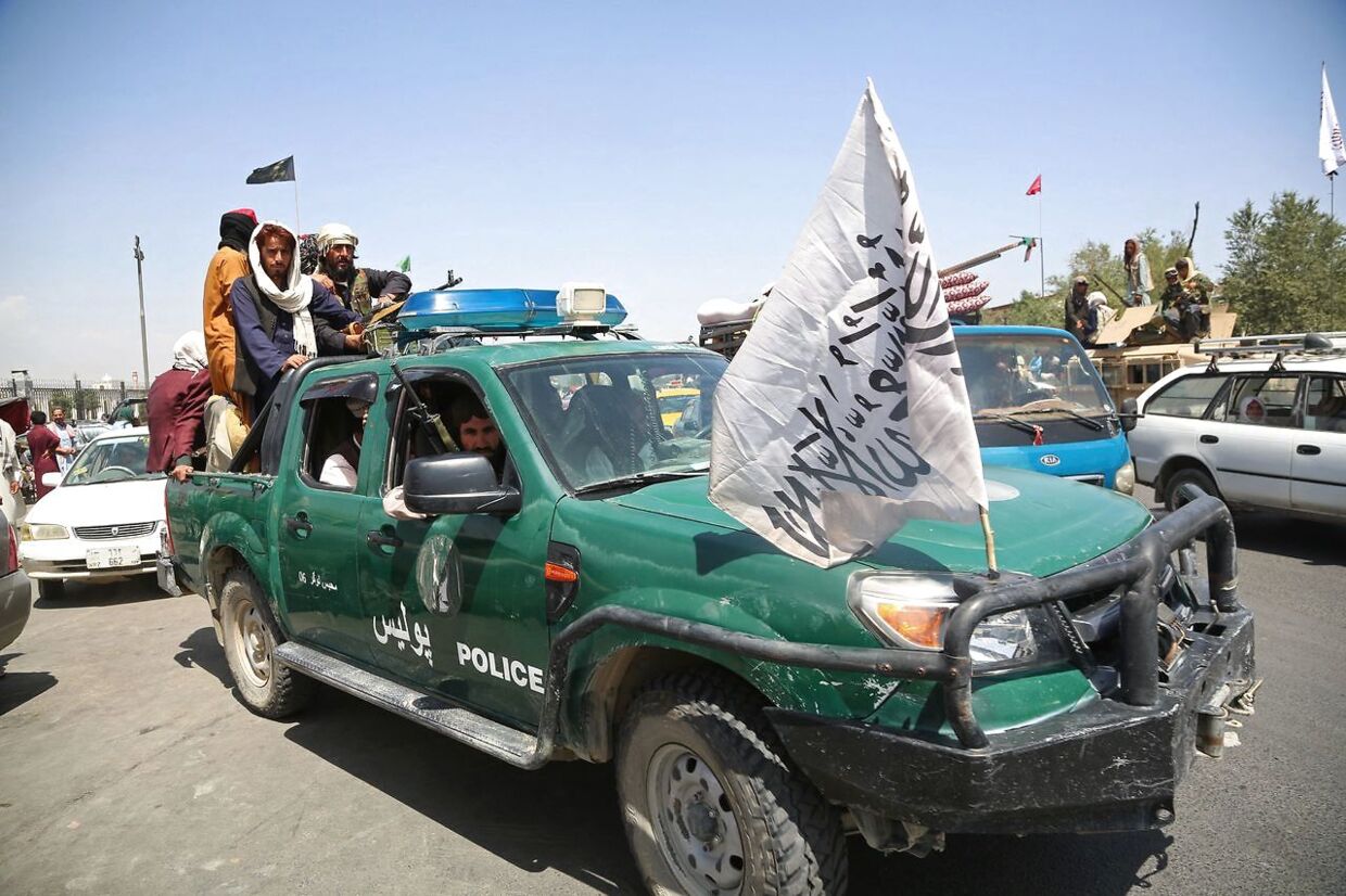 Taliban-krigere kontrollerer i gaderne i Kabul. De har overtaget det afghanske politis pickup-trucks.