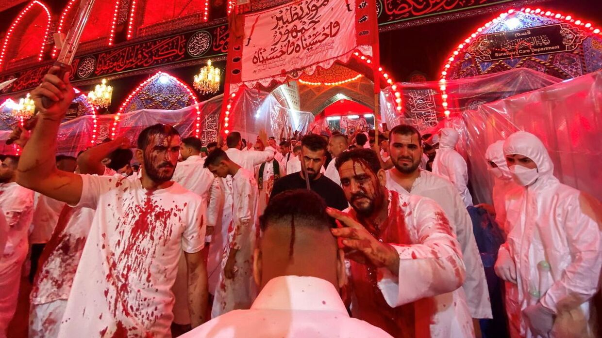 De religiøse mænd skærer hul i panden for at hædre profet Mohammeds barnebarn Imam Hussein.