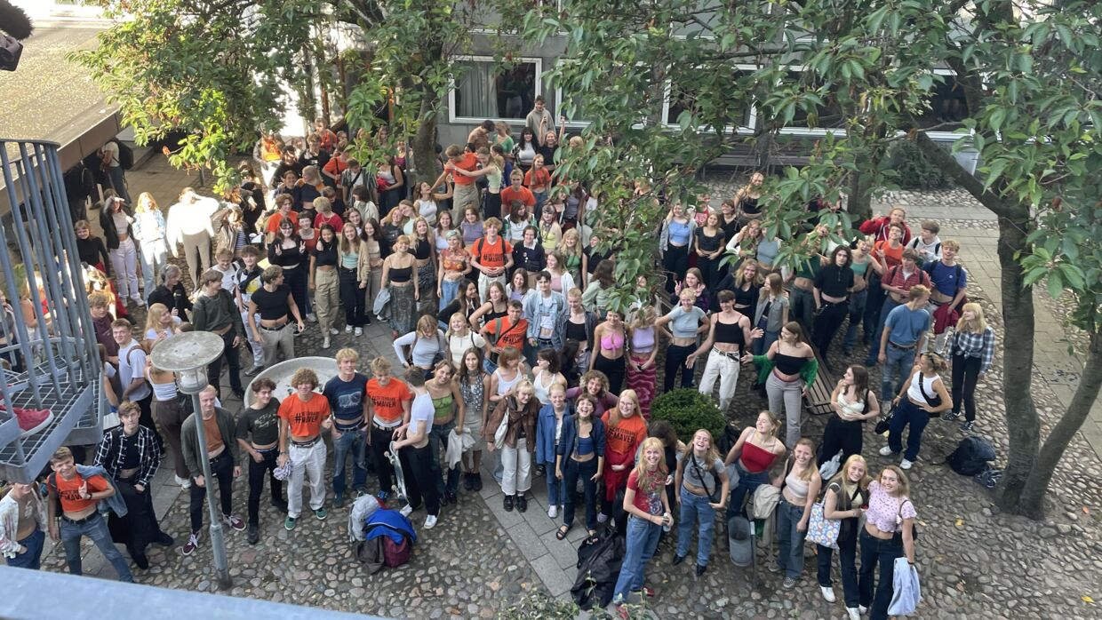 For at vise solidaritet med eleverne på Firehøjskolen mødte elever på Aarhus Katedralskole mandag morgen op i croptops.