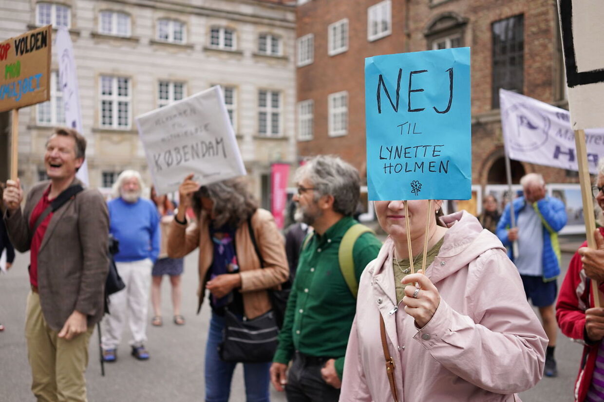 Facebook-gruppen Stop Lynetteholm afholdt i juni en protest mod byggeprojektet ved Folketingets hovedtrappe. Foto: Erik Helms.