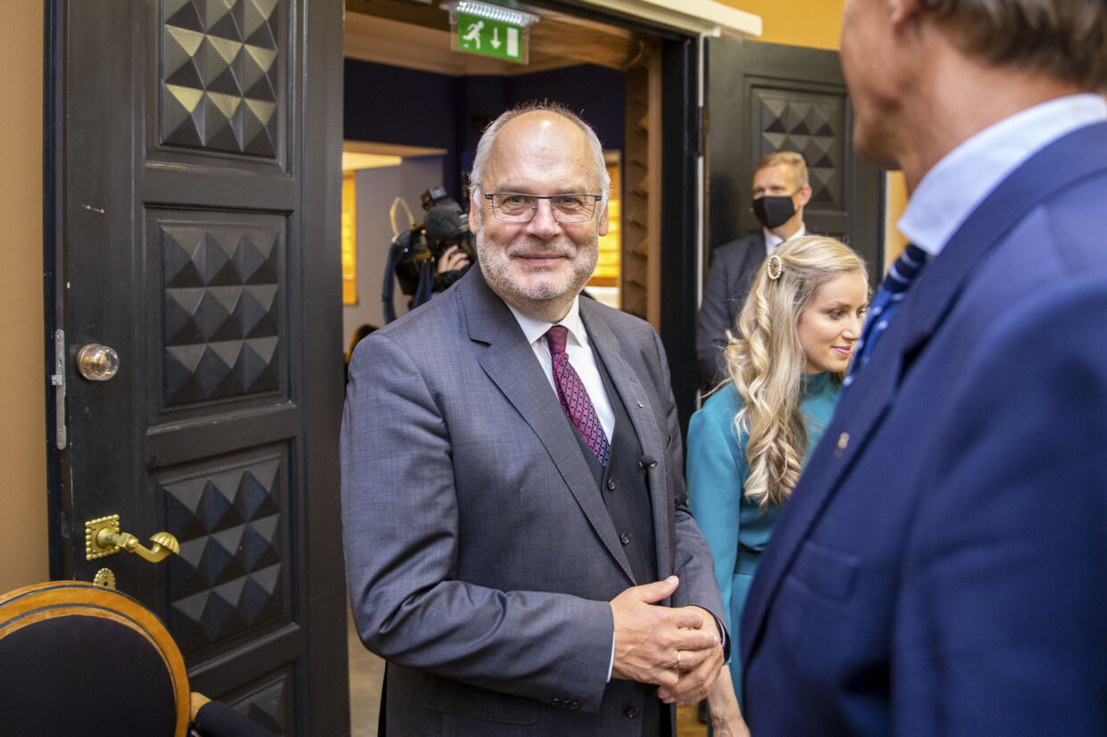 Alar Karis forlader Estlands parlament, hvor et flertal af medlemmerne tirsdag stemte for at gøre ham til landets præsident. Han var den eneste kandidat til den overvejende ceremonielle post. Raul Mee/Ritzau Scanpix