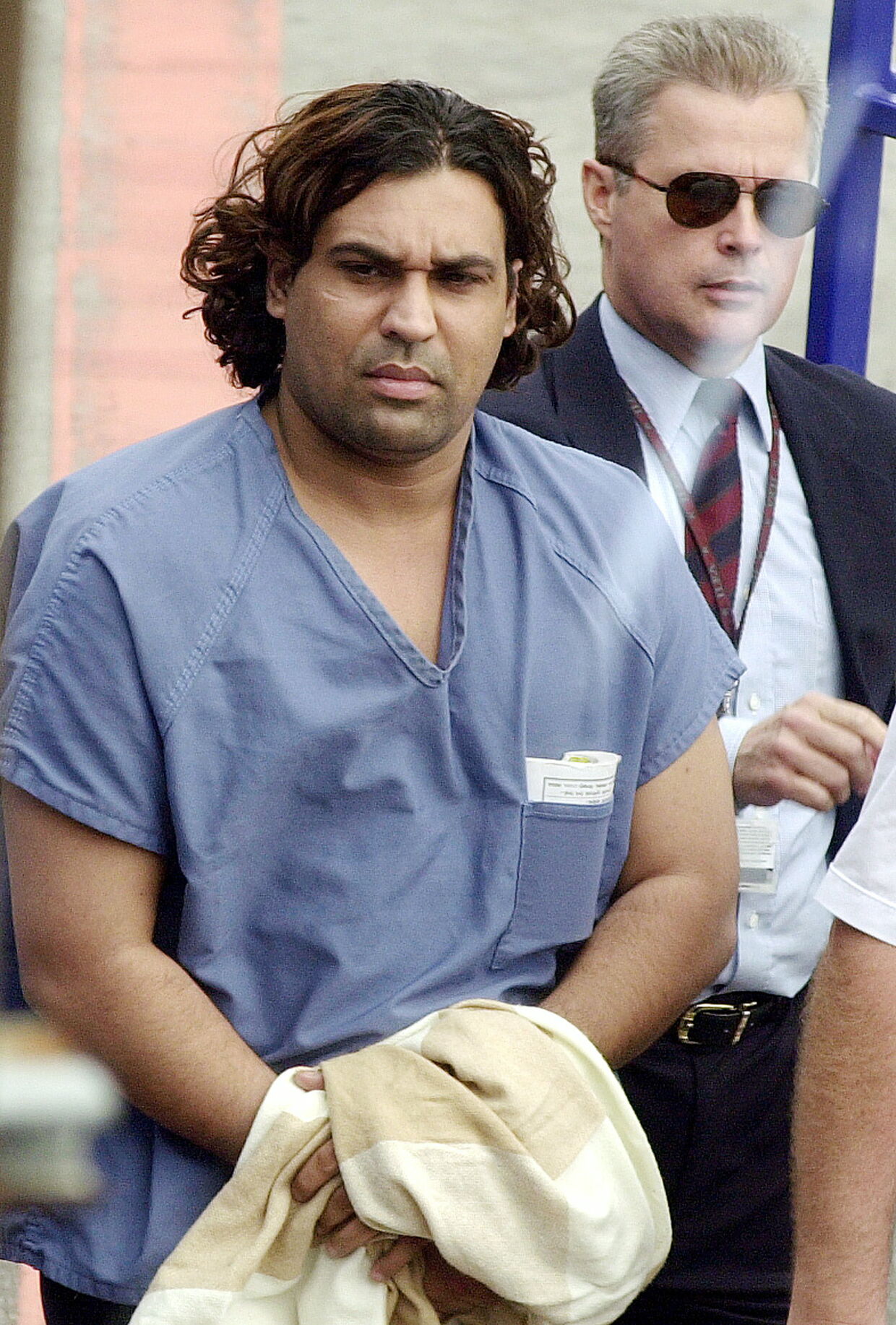 Bevogtet af civilklædte FBI-agenter blev Sanjay Sharma i juni 2000 udleveret med fly fra New York til lufthavnen i Kastrup. Siden har han været bag tremmer.&nbsp;