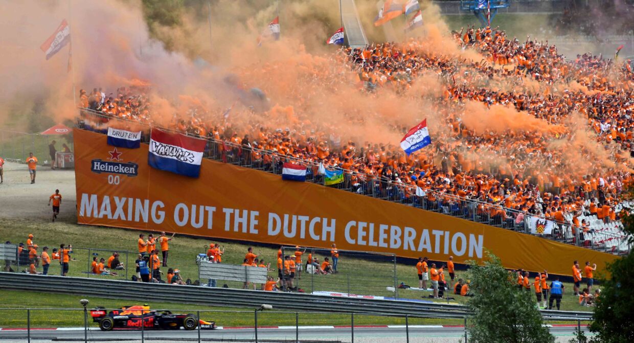 Max Verstappens fans - 'den orange hær' - fylder tribunerne overalt i Europa. Her går de amok på Red Bull Ring i Østrig tidligere på sæsonen.