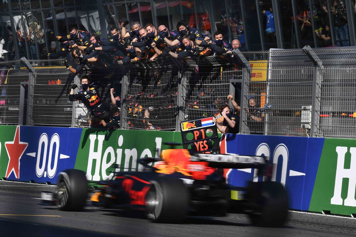 Red Bull-mekanikerne jubler da Max Verstappen krydser målstregen som vinder af Hollands Grand Prix.