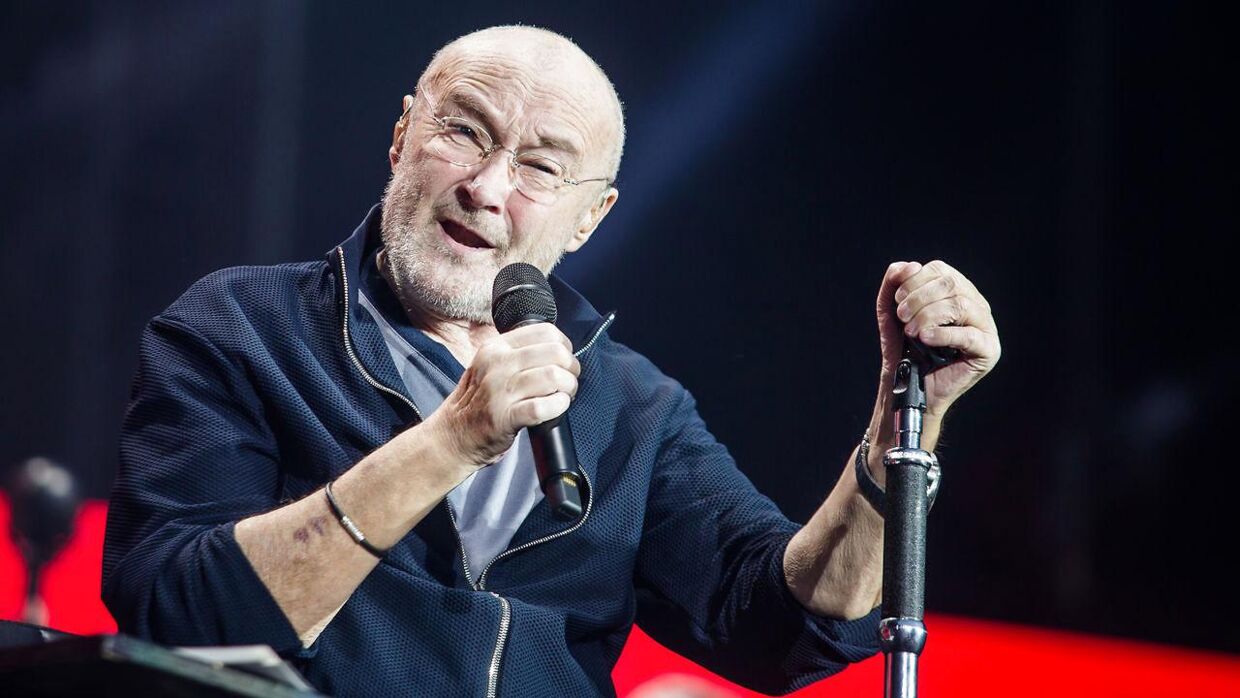 Phil Collins er for syg til at spille trommer. 