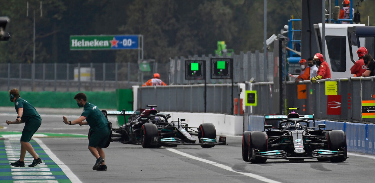Mercedes-kørerne Valtteri Bottas (forrest) og Lewis Hamilton på vej ud til sprint-løbet, der afgjorde startplaceringerne til søndagens italienske grandprix.