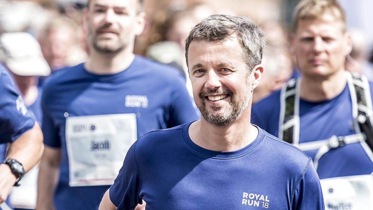 Med et smil på læben kommer kronprins Frederik løbende til Royal Run.