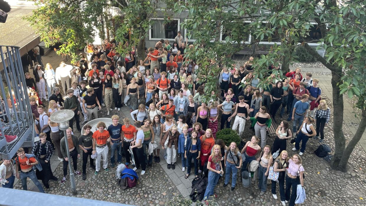 Sådan så det ud, da eleverne på Aarhus Katedralskole mødte op i croptops den 23. august i solidaritet med eleverne på Firehøjskolen.