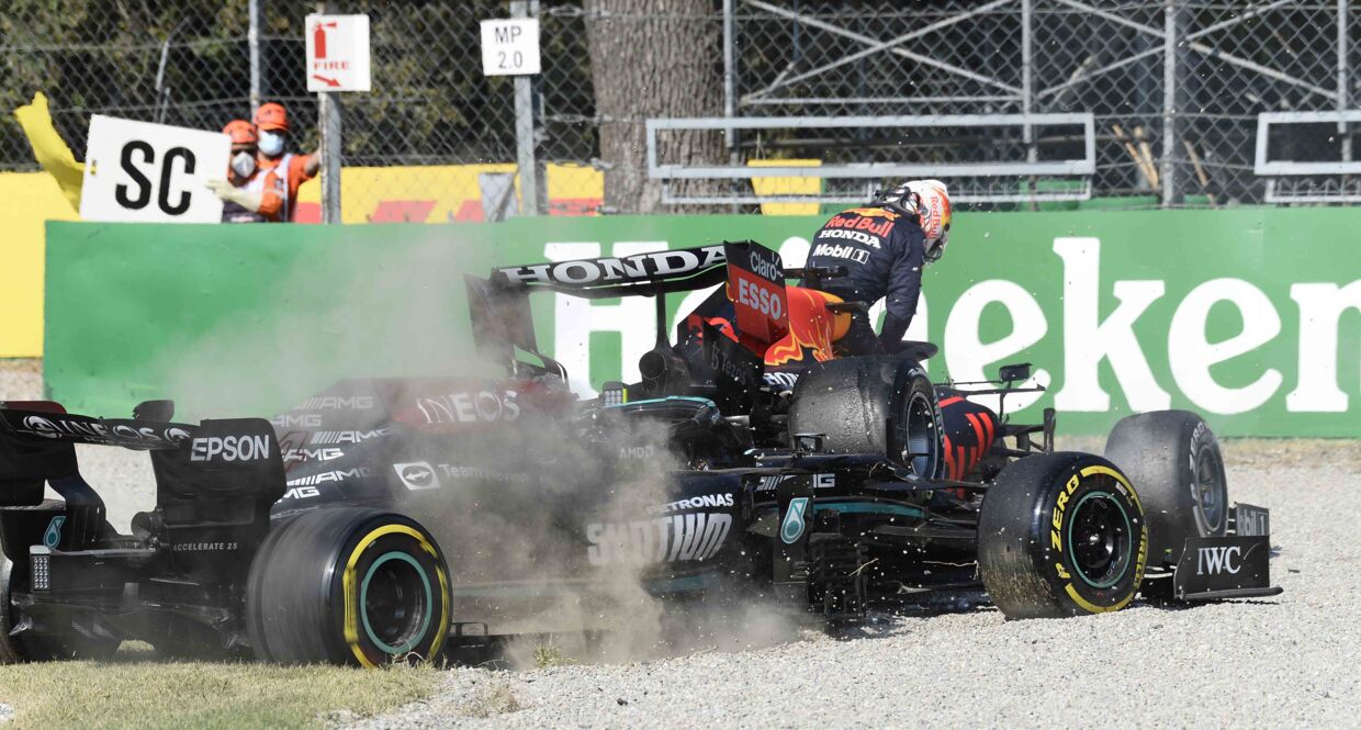 Max Verstappens Red Bull endte oven på Lewis Hamiltons Mercedes.