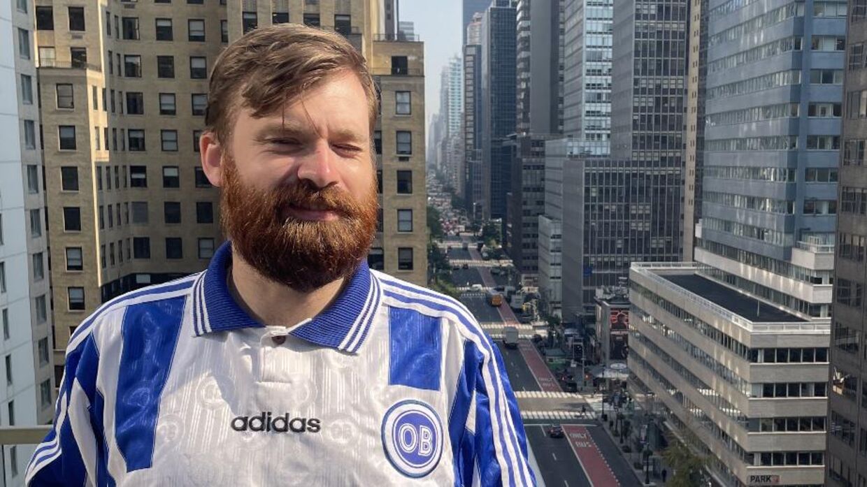 Jonas Hagemann Jensen viser gerne sin OB-trøje frem i New Yorks gader.