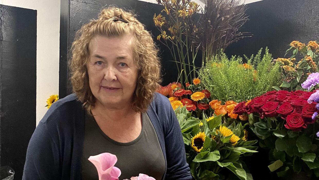 Else Andersen, medhjælper i blomsterhandelen i Bording ved Ikast, er rystet over, at der ikke kommer hjælp fra regeringen til det lille lokalsamfund ved Kærshovedgård.