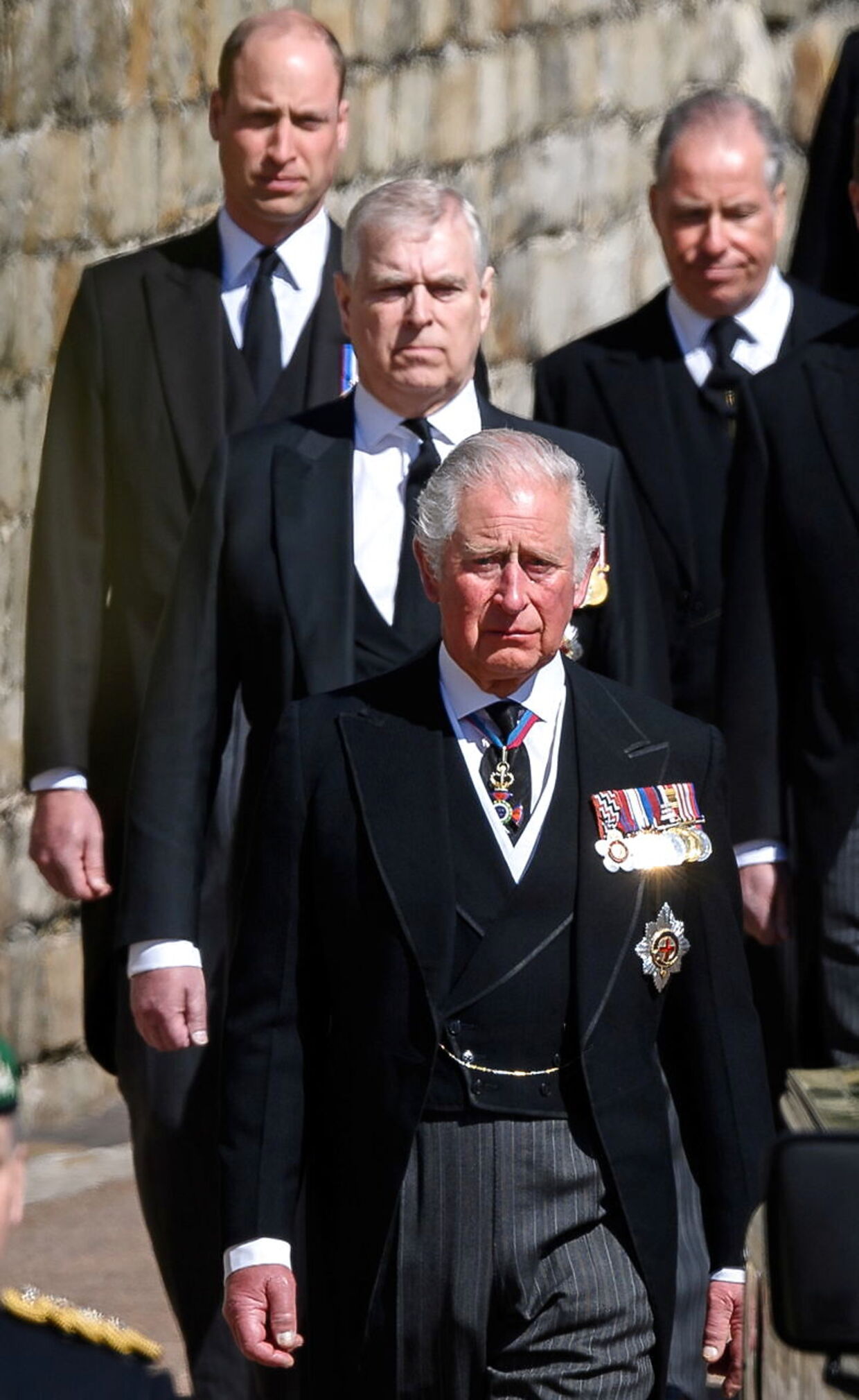 Prins Charles efterfulgt af prins William og prins Andrew, ved deres far og farfars, prins Philips, begravelse. Foto Leon Neal/Pool via REUTERS