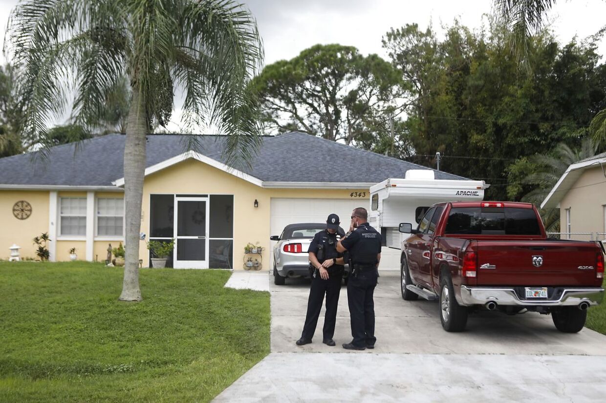 Her ses en afspærring ved Brian Laundries forældres hjem, som er blevet ransaget af politiet.