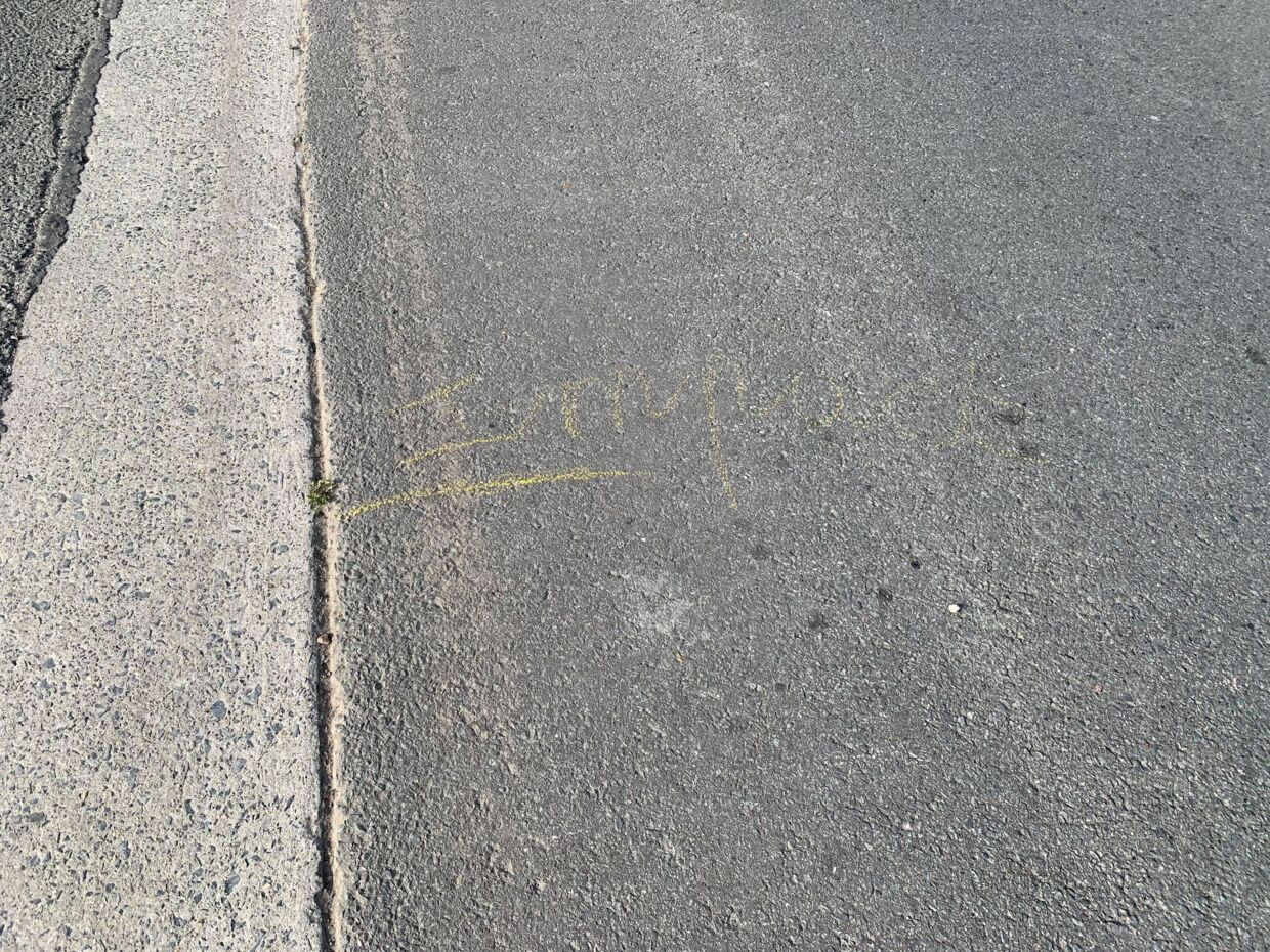 »Impact«, står der på asfalten, hvor Chris Anker Sørensen kolliderede med varevognen.