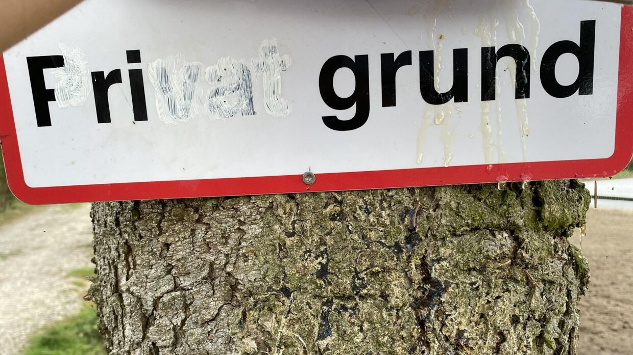 Per Lauritsen har sat et skilt op på et træ ved stien, som er blevet malet over.