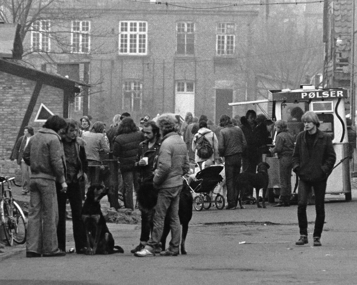 I 1982 ser hovedgaden på Christiania noget anderledes ud. Dengang foregår en stor del af salget stadig ved den gamle hovedindgang på hjørnet af Prinsessegade og Bådsmandsstræde.